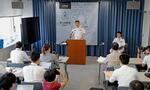 　記者会見する海上自衛隊の酒井良海上幕僚長（中央）＝９日午後、防衛省