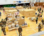 現地の活動拠点とした珠洲市立健民体育館の様子。自衛隊員が物資の仕分けを行っている（香美町提供）
