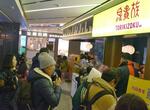 　中国上海市の鳥貴族中国大陸１号店に並ぶ客ら＝２０２５年３月（共同）
