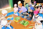 こつを教わりながらちまき作りをする園児ら