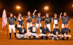 ５年連続６度目の優勝を果たしたヤンキース＝１１日夜、新温泉町湯の健康公園グラウンド