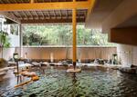 　湯元榊原館の露天風呂＝津市