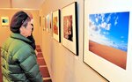個性豊かな写真作品を楽しむ来場者