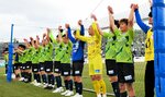 栃木シティに勝利し、サポーターと喜びを分かち合うガイナーレ鳥取の選手ら＝３１日、鳥取市のＡｘｉｓバードスタジアム