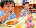 県産食材がふんだんに使用されたカレーを頬張る園児