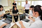 ビデオ会議システムで、海外の高校生と交流する生徒たち＝９日、倉吉市秋喜の倉吉西高