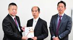 募金を寄託する中村会長（中央）