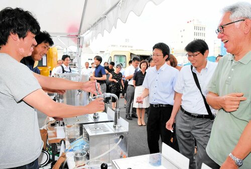 開始当時の「地ビールフェスタｉｎ米子」の様子。現在は市中心市街地を盛り上げるイベントとして定着した＝２０１８年８月３１日、米子市角盤町１丁目