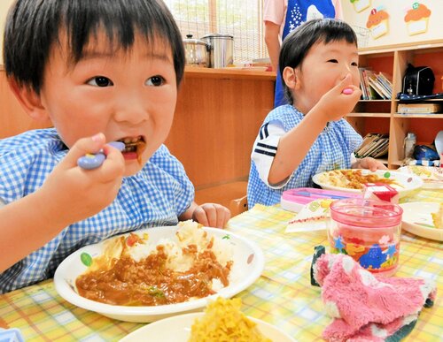 県産食材がふんだんに使用されたカレーを頬張る園児