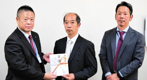 募金を寄託する中村会長（中央）