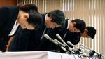 　患者が死亡した医療事故について、記者会見で謝罪する名古屋大病院の丸山彰一病院長（右から２人目）ら＝２８日午後、名古屋市
