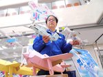 新製品に込めた思いを語る松田社長＝東大阪市役所
