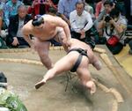 　大の里がはたき込みで伯桜鵬を下す＝両国国技館
