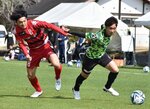 ミネベアミツミとの練習試合に臨み、ガイナーレの文（右）がドリブル突破を仕掛ける＝宮崎県綾町の錦原サッカー場（ガイナーレ鳥取提供）