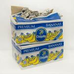 　三島喜美代「Ｂｏｘ　Ｂａｎａｎａ　１５」（２０１５　陶にシルクスクリーン印刷、手彩色　５５×４５×３０．５ｃｍ　（Ｃ）Ｅｓｔａｔｅ　ｏｆ　Ｋｉｍｉｙｏ　Ｍｉｓｈｉｍａ，ｃｏｕｒｔｅｓｙ　ｏｆ　ＭＥＭ，Ｔｏｋｙｏ）（提供写真）