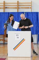 　ルーマニア大統領選で投票する有権者＝４日、ブカレスト（共同）