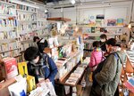 本を手に取って選ぶ参加者
