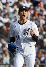 　８回楽天２死二塁、伊藤を空振り三振に仕留め、雄たけびを上げるロッテ・小島＝ＺＯＺＯマリン