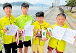 ダブルスカル男子で優勝した八木谷允紀（右）金谷（右から２人目）とシングルスカル男子で優勝した仲倉（左）、２位の八木谷公奏＝山口県下関市の豊田湖ボートコース