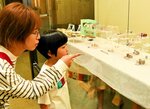 卓越した技術で作った家具やフードなどの作品が並ぶ会場＝豊岡市但東町中山の日本・モンゴル民族博物館