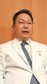 鳥取大医学部付属病院の将来像について語る武中病院長＝１２日、米子市西町