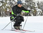 チェアスキーでトレーニングする森選手＝２９日、大山町大山