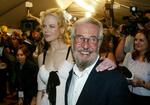　ロバート・ベントンさん（手前右）＝２００３年９月、カナダ・トロント（ＡＰ＝共同）