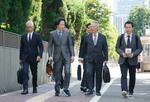 　東京都と国に賠償を求めた訴訟の控訴審判決で、東京高裁に向かう大川原化工機の大川原正明社長（右から２人目）ら＝２８日午後