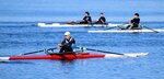 初こぎに臨む選手ら＝２日、米子市西町の錦海ボートコース
