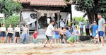 元気に奉納相撲の取組をする子どもたち