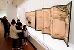 【ついに本物が見られたよ】　多くの来館者が足を止めて見入った奇想の画家伊藤若冲の「象と鯨図屛風」＝３月３０日、県立美術館