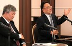 パネル討議で山陰地方の公共交通について考えを述べる藻谷氏（右）と中村氏＝１４日、松江市朝日町の松江エクセルホテル東急
