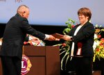 杉本さん（右）に感謝状を贈呈する藤野会長