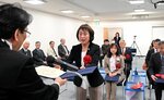 渡辺所長（左）から学位記を受け取る卒業生＝６日、鳥取市富安２丁目の放送大学鳥取学習センター