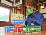 「食べた後は飾ったりして楽しめるのも魅力」と話す若桜鉄道担当者＝２５日、若桜町若桜の若桜駅