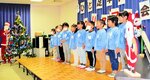 元気よくクリスマスの歌を披露する園児＝５日、香美町小代区神水の特別養護老人ホームこぶし園