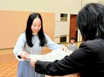 賞状を受け取る受賞者（左）＝１０日、倉吉市上井町１丁目の日本海新聞中部本社ホール