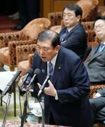 　衆院予算委の集中審議で答弁する石破首相。物価高や米国の高関税措置を受けた新たな経済対策を議論した＝１４日午前