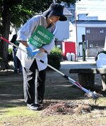 落ち葉をかき集め、鳥取鉄道記念物公園を清掃する参加者
