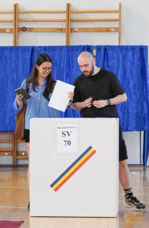 　ルーマニア大統領選で投票する有権者＝４日、ブカレスト（共同）