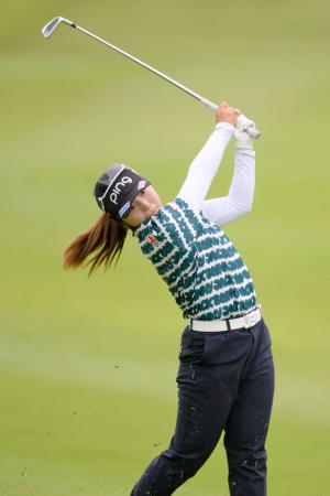 　第３日、１８番でショットを放つ佐久間朱莉。通算１６アンダーで首位＝中京ＧＣ石野
