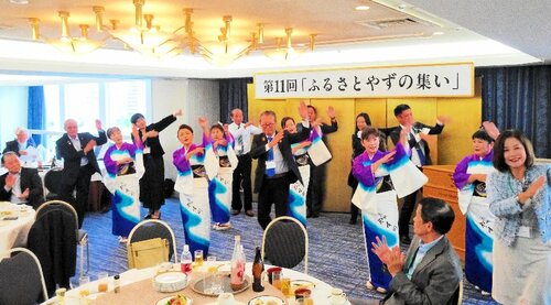 八頭町音頭で一体となり盛り上がる参加者ら