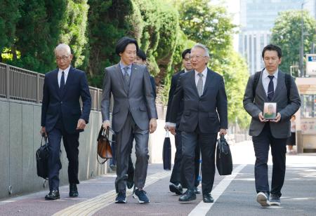 　東京都と国に賠償を求めた訴訟の控訴審判決で、東京高裁に向かう大川原化工機の大川原正明社長（右から２人目）ら＝２８日午後