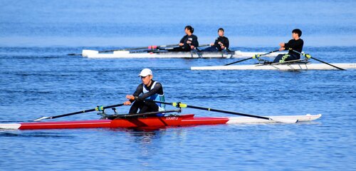 初こぎに臨む選手ら＝２日、米子市西町の錦海ボートコース