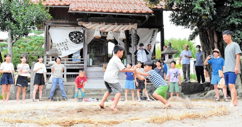 元気に奉納相撲の取組をする子どもたち