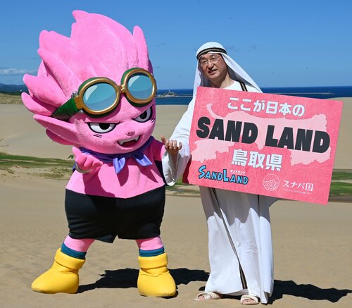 主人公のベルゼブブ（左）と一緒に応援企画を発表した平井知事＝５日、鳥取砂丘
