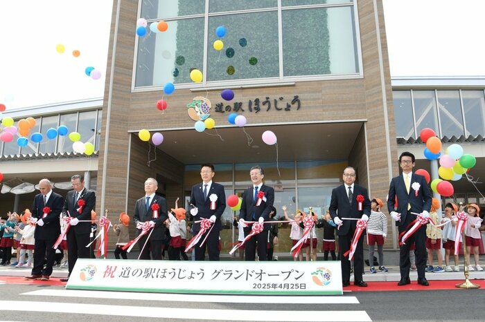 テープカットをして開駅を祝う関係者ら＝２５日、北栄町国坂の道の駅「ほうじょう」