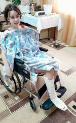 　ウクライナ・ヘルソン州で日本から届いた車いすを使う利用者（ＮＰＯ法人「Ｂｅａｕｔｉｆｕｌ　Ｗｏｒｌｄ」提供）