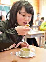 「うの花ウニ」をチーズと生クリームを加えてココット焼きにした料理を試食する児童＝２７日、湯梨浜町泊の泊小
