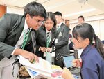 国連大使になりきって決議案作成に向けた交渉を進める生徒ら＝１９日、倉吉市の倉吉東高